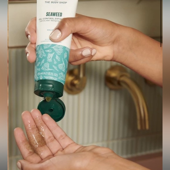 The Body Shop Seaweed Oil-Control Exfoliator - Picture 4 of 5